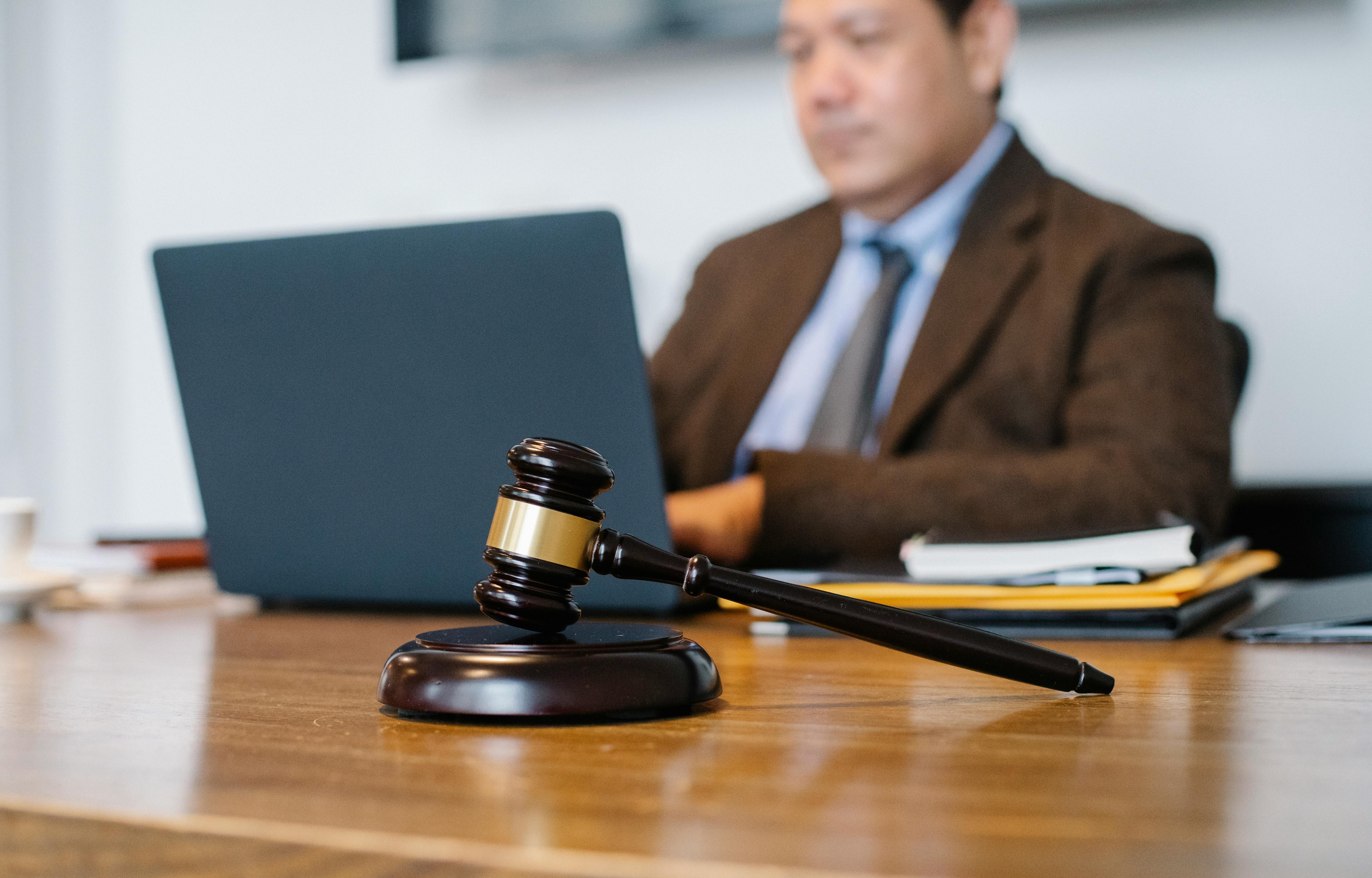 aboragdo revisando actas en computadora